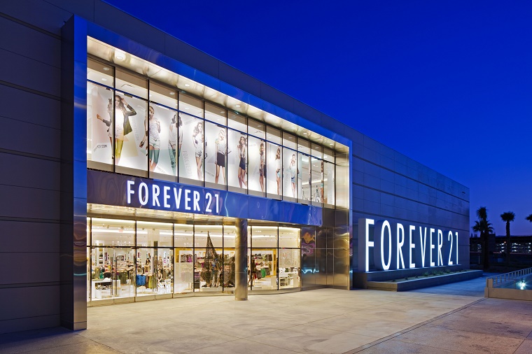 Forever 21, online în România. Brandul fast fashion se concentrează pe eCommerce după ce a închis sute de magazine