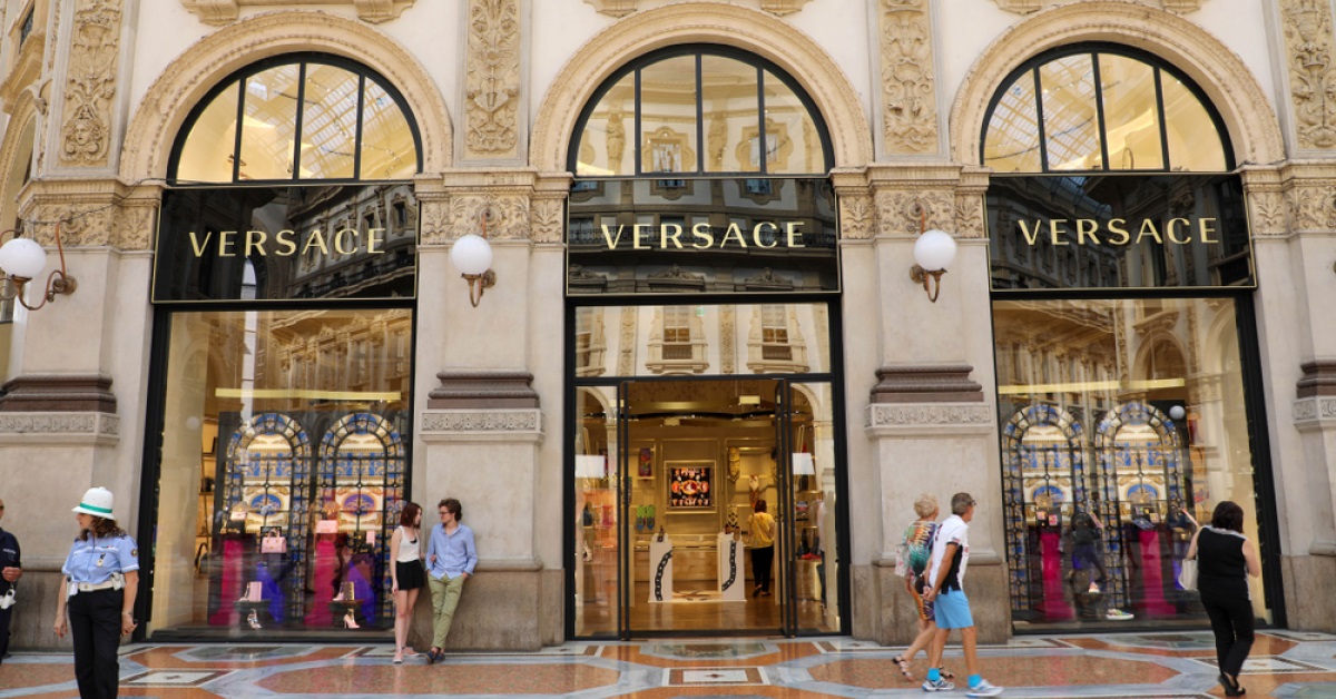 Michael Kors și Versace închid 170 de magazine după vânzări în scădere cu 70%
