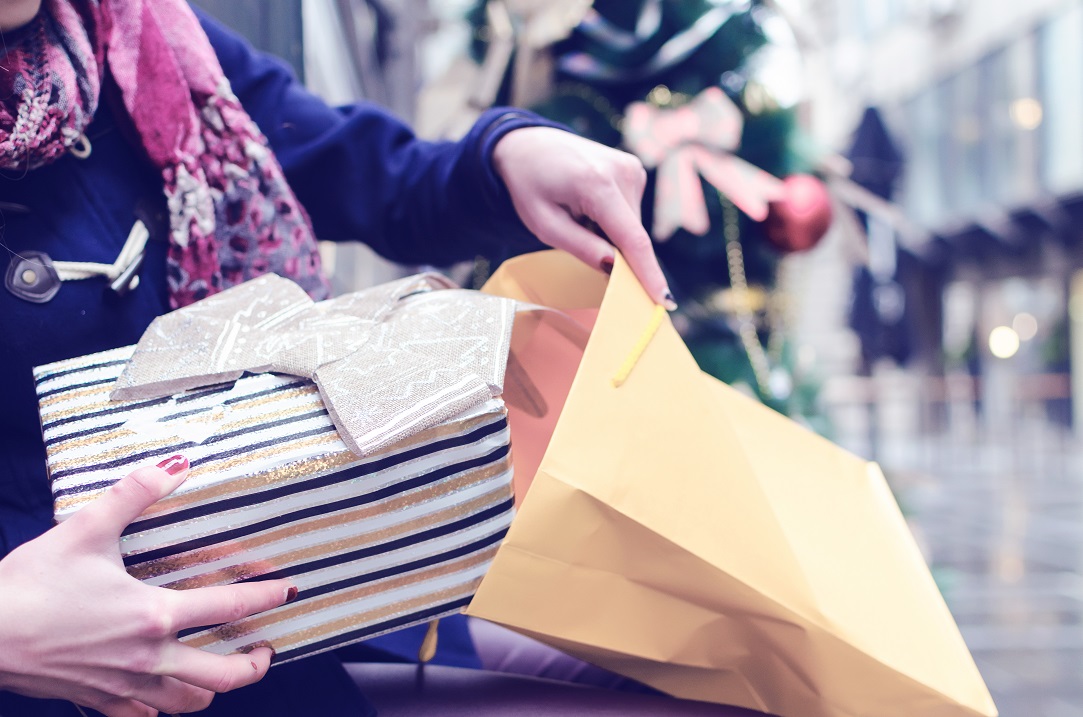 Românii au început să cumpere deja cadouri de Crăciun: cât își propun să cheltuiască