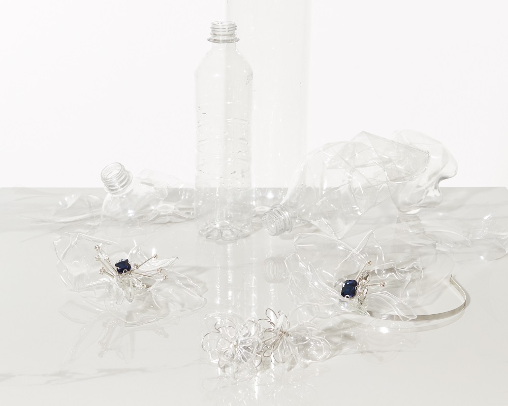 Antreprenoarea care transformă sticlele din PET în bijuterii. Cum arată accesoriile din sticle de plastic reciclate