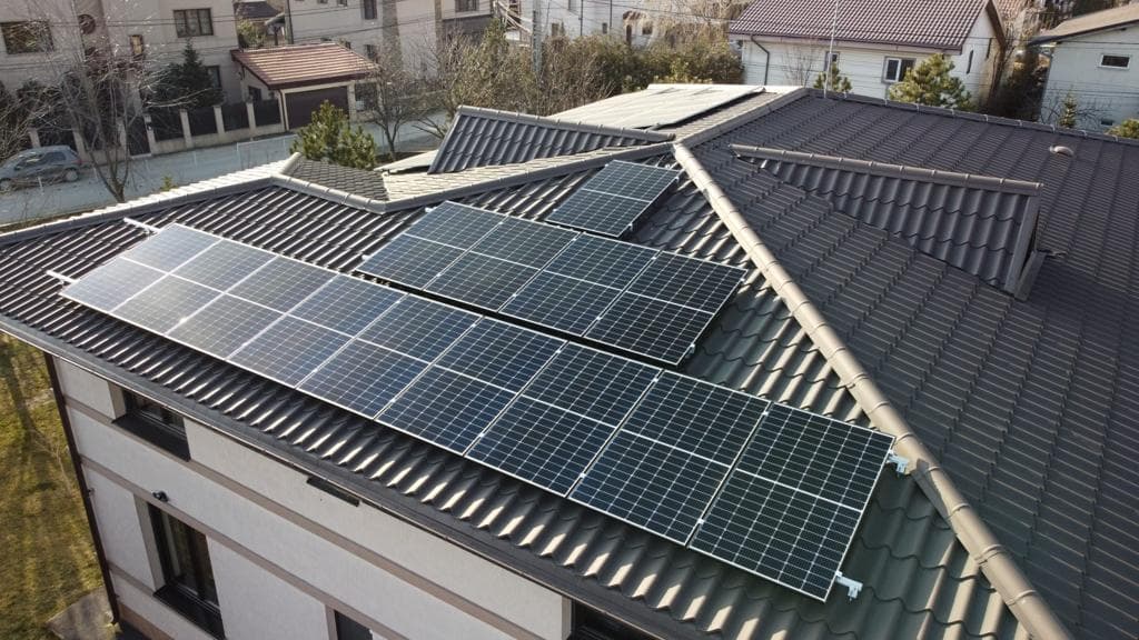 Sistemele fotovoltaice pot fi cumpărate și în leasing. În loc de factură, plătești rata