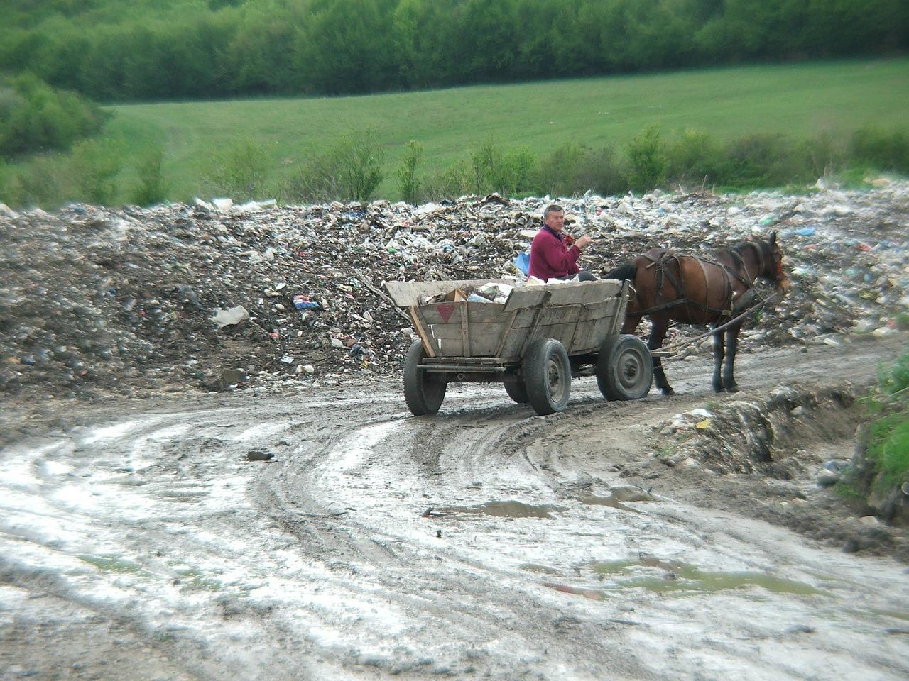 Industria ”la negru” a deșeurilor în România. Cât se câștigă din arderile de mașini și gropile ilegale de gunoi