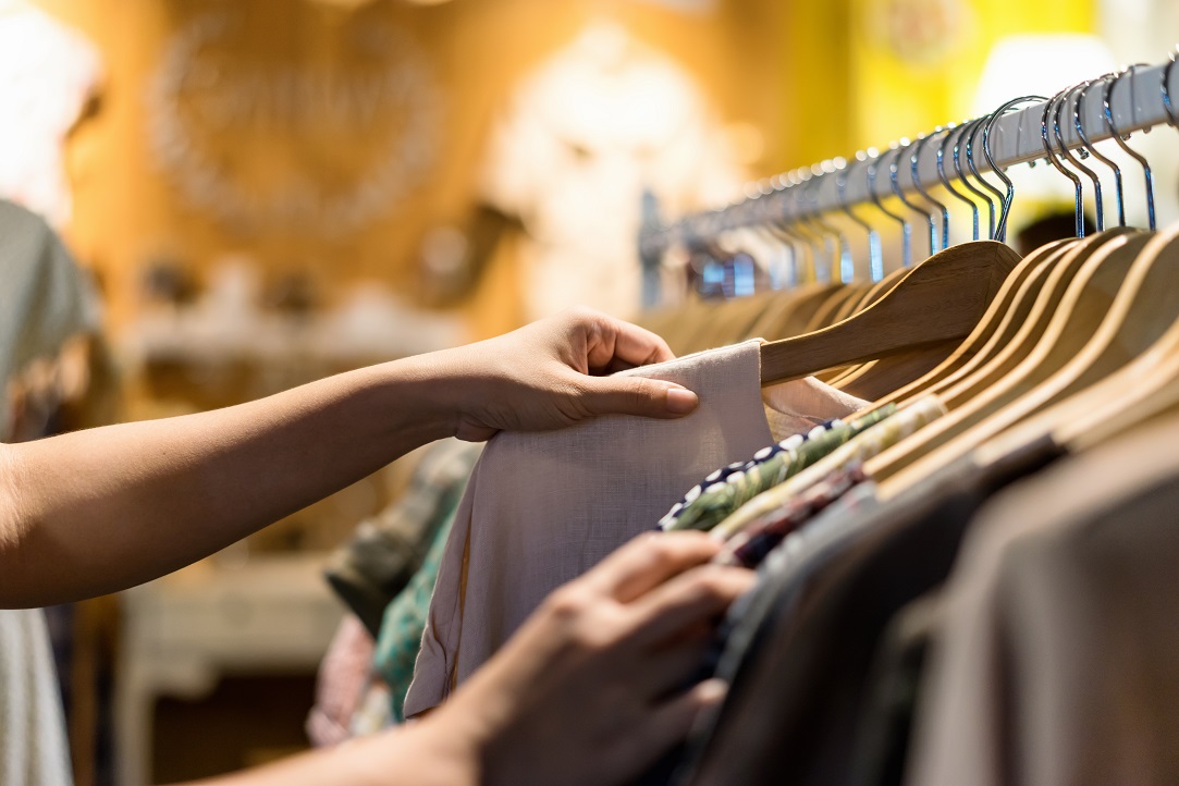 Studiu OLX: Inflația îi împinge pe români să cumpere tot mai des haine second-hand de lux