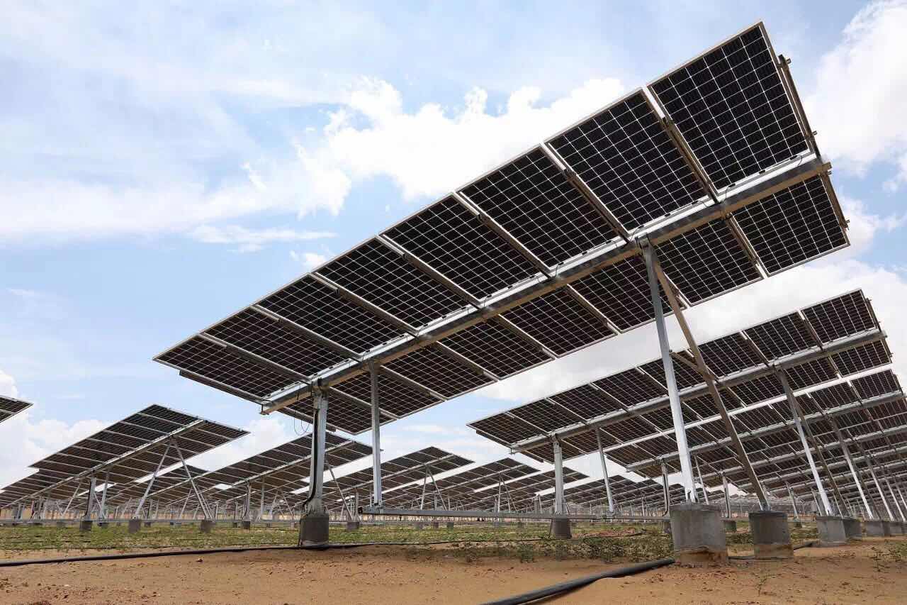 Cel mai mare producător de panouri solare din lume își deschide birou la București. Un fost director român din EnelX, în management