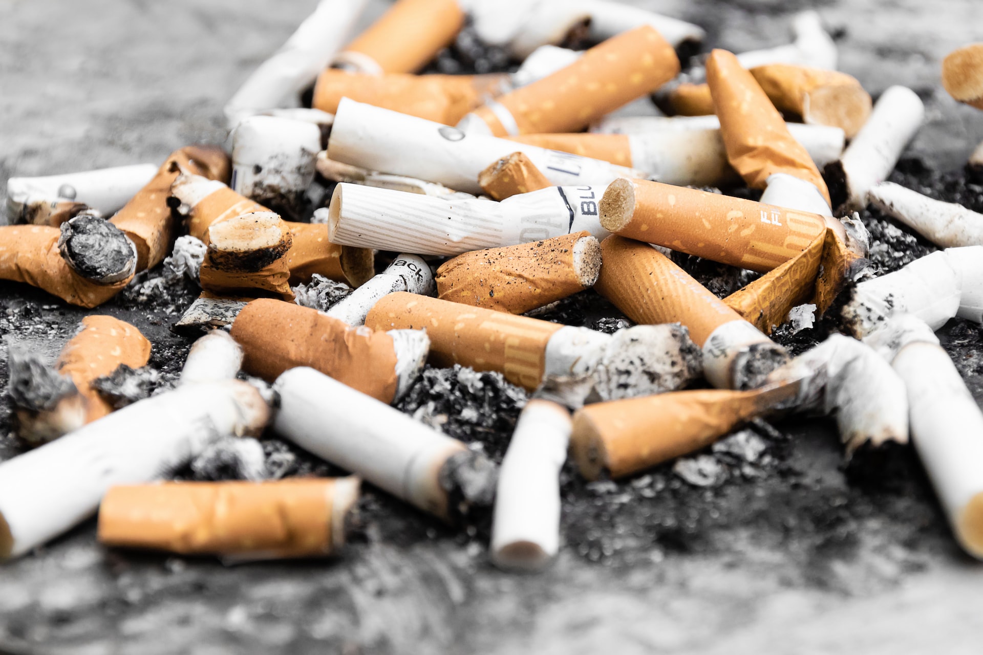 Companiile din industria tutunului, puse să plătească pentru chiștoacele aruncate pe jos, în Spania
