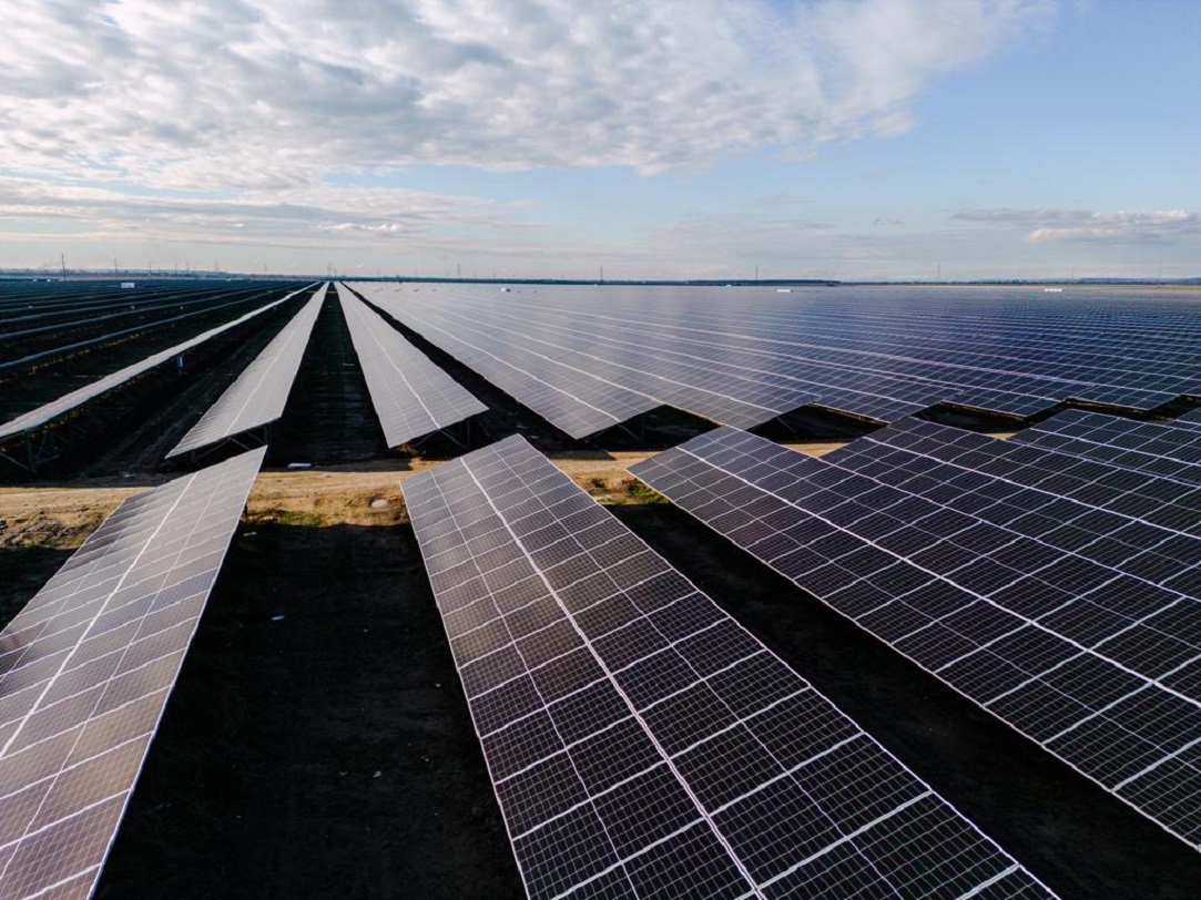 O nouă investiție majoră în panouri fotovoltaice în România: Suntem aproape de finalizarea celui mai mare parc fotovoltaic din Europa de Est