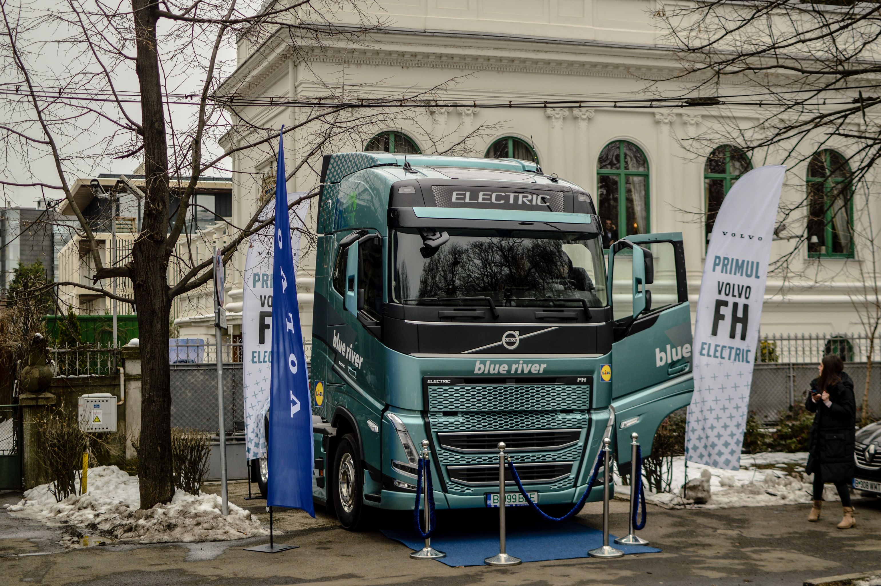 Volvo a livrat primul autotractor greu din România. Modelul dezvoltă peste 600 de cai putere