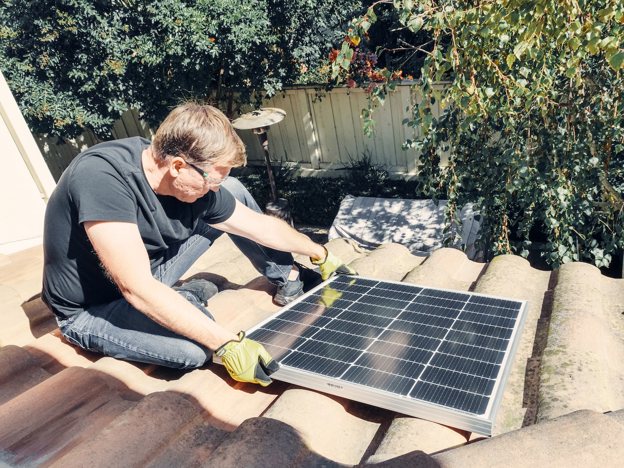 Proiect REPowerEU: Voucher de 25.000 de lei pentru panouri solare și sisteme de stocare a energiei