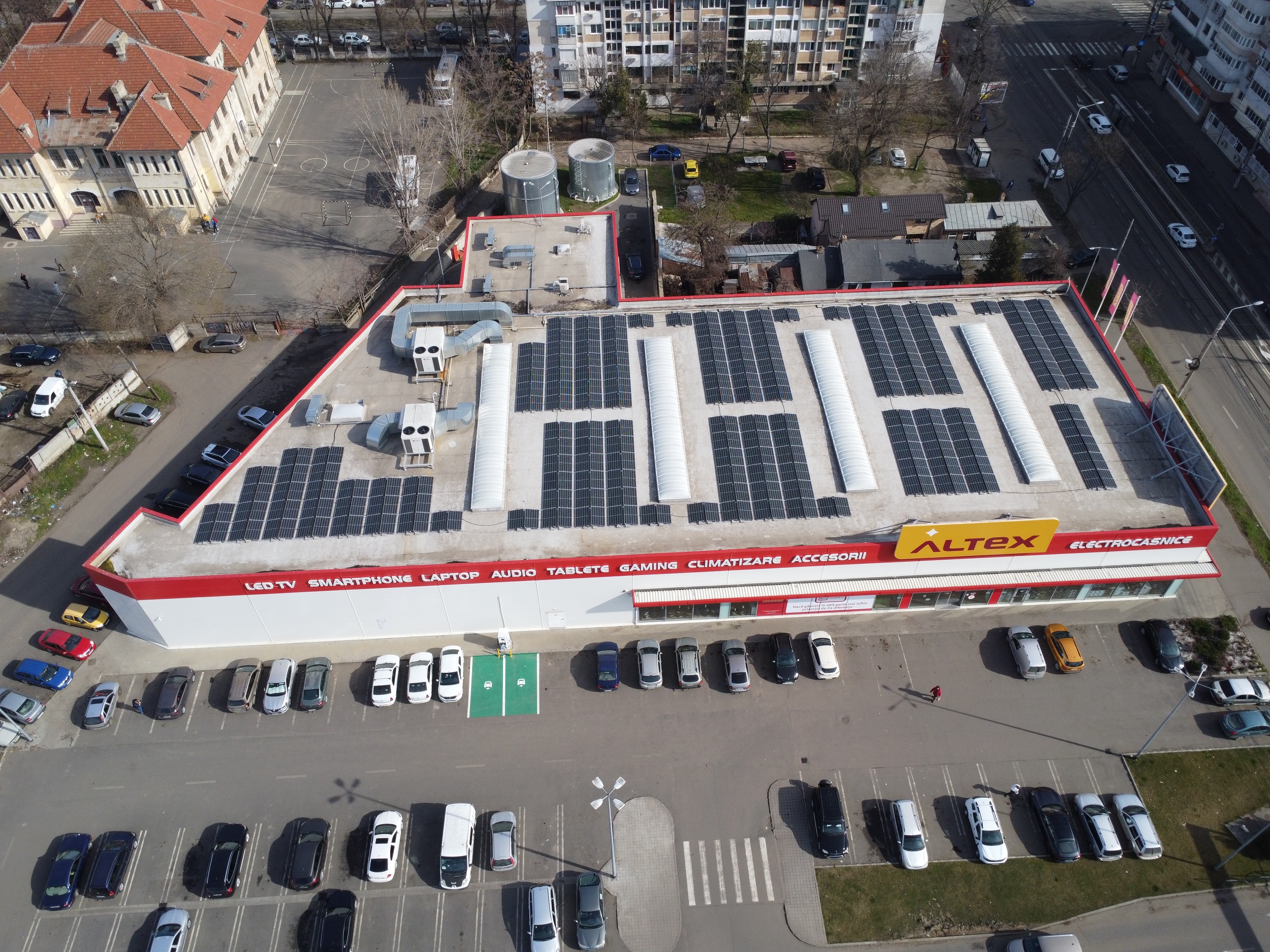 Investiție Altex de 1,2 milioane de euro în mii de panouri fotovoltaice montate pe spațiile comerciale