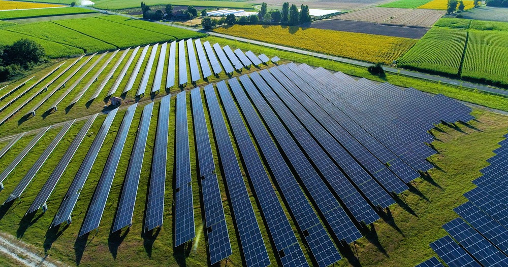 BT lansează un pachet financiar pentru românii care vor panouri fotovoltaice