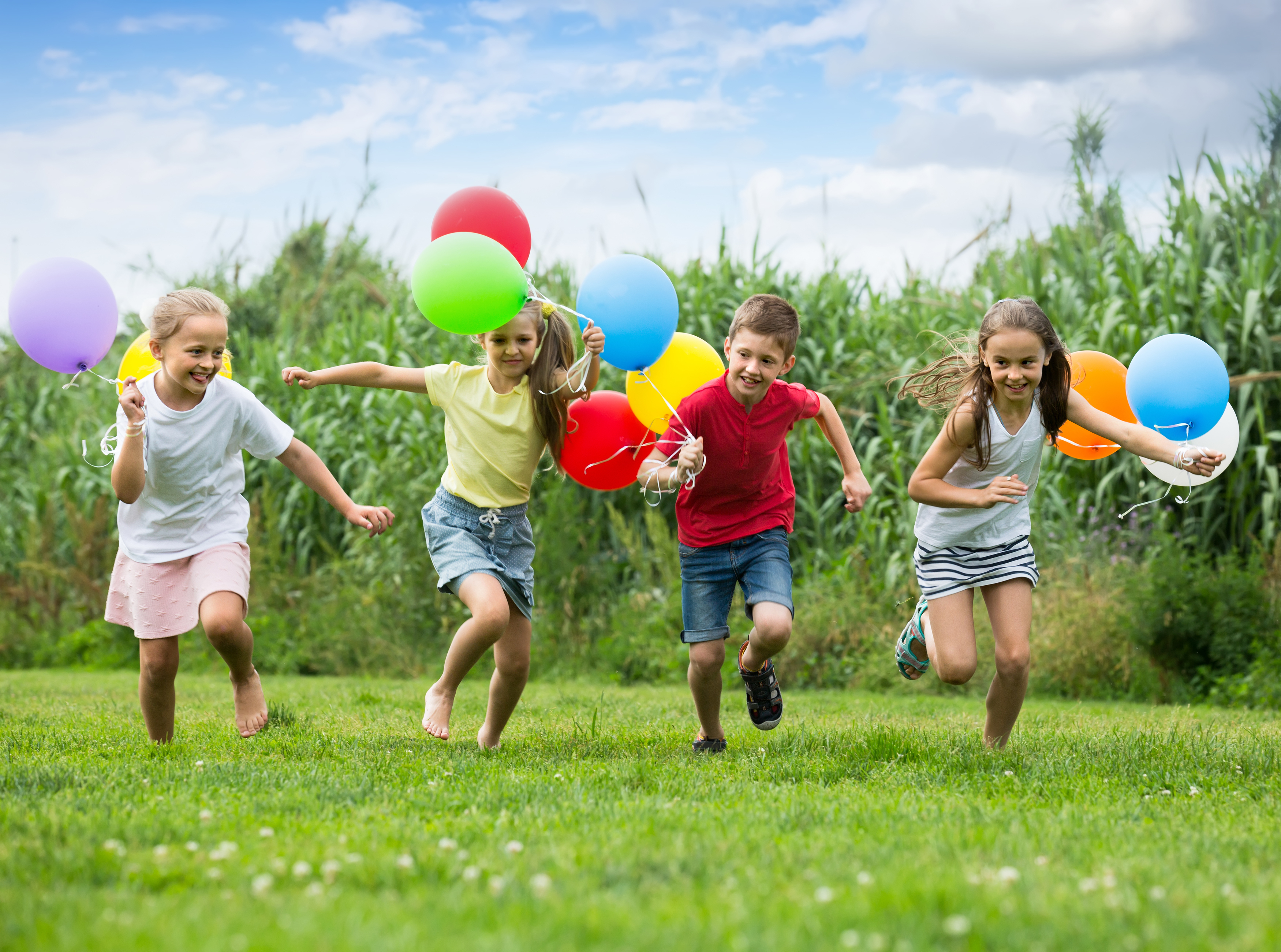 Играть на улице летом. Лето дети. Лето дети веселятся. Дети веселятся на природе. Радостные дети.