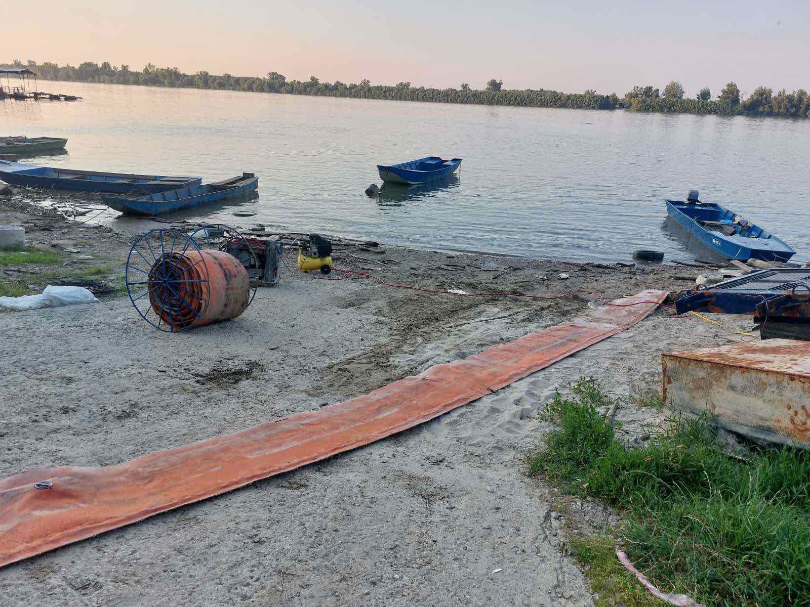 Poluare uriașă pe Dunăre: 35 de tone de petrol au ajuns în fluviu, de pe o navă bulgărească