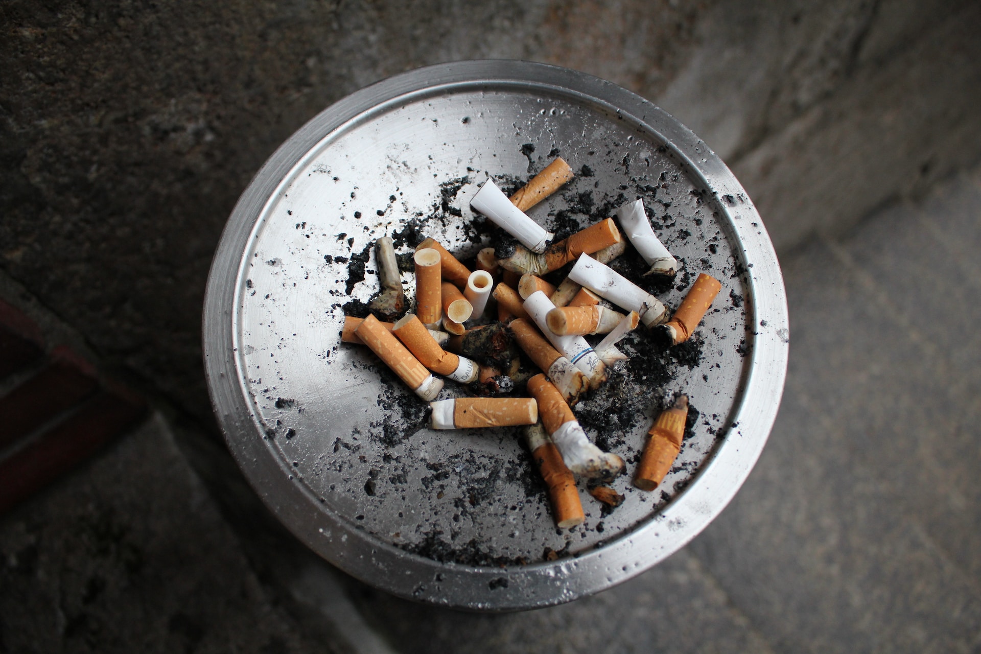 Companiile din industria tutunului, puse să plătească pentru chiștoacele de țigări cu filtru
