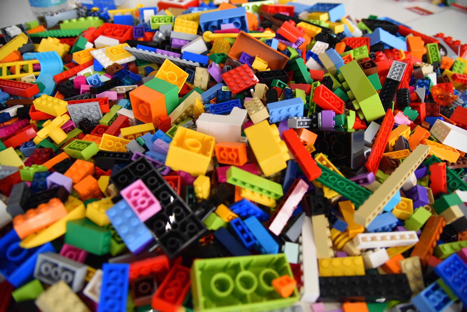 Lego nu renunță la plastic, deși a promis că va folosi un material mai sustenabil