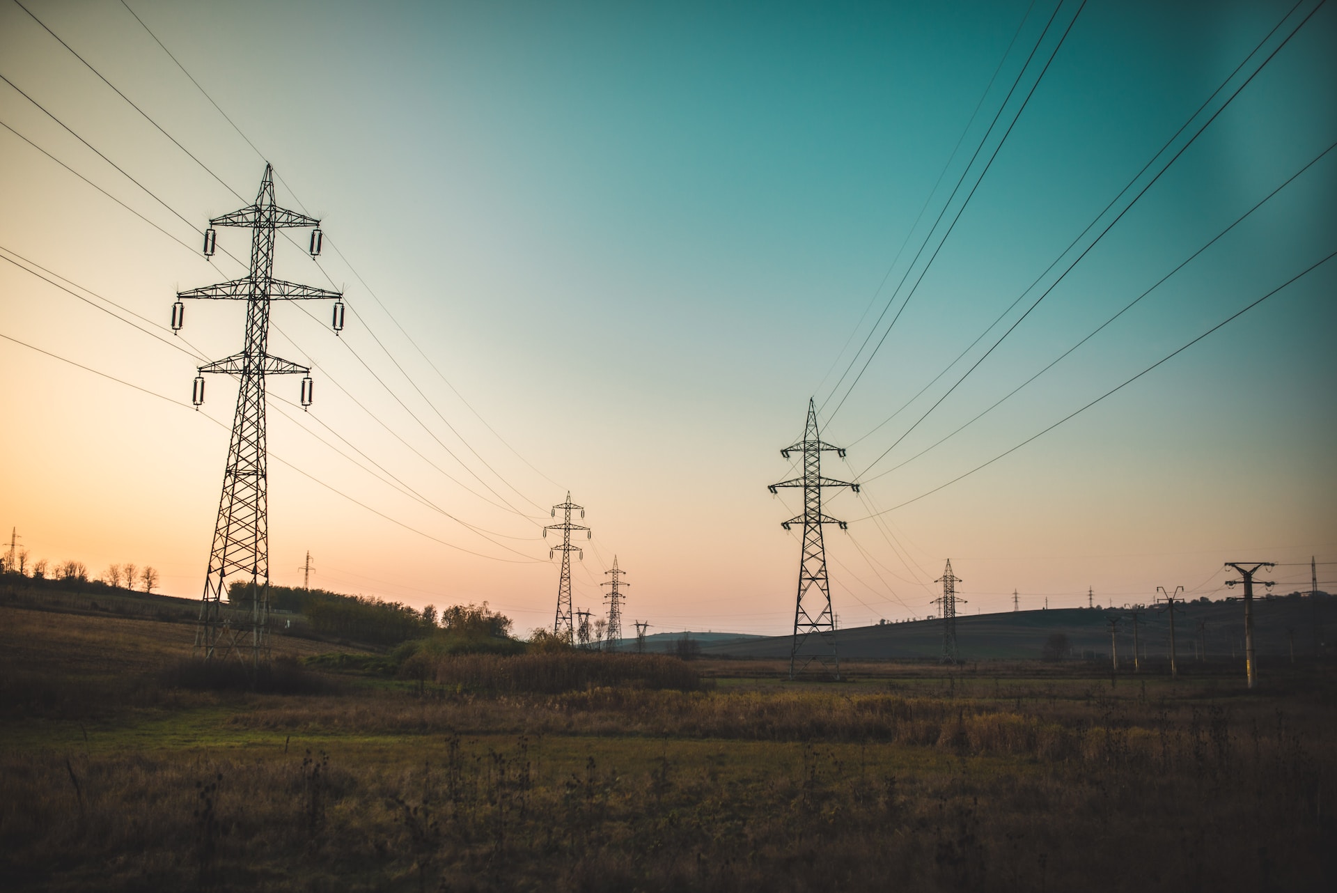 Agenția Internațională a Energiei: Tranziția verde riscă să rămână blocată în rețele subdimensionate și învechite