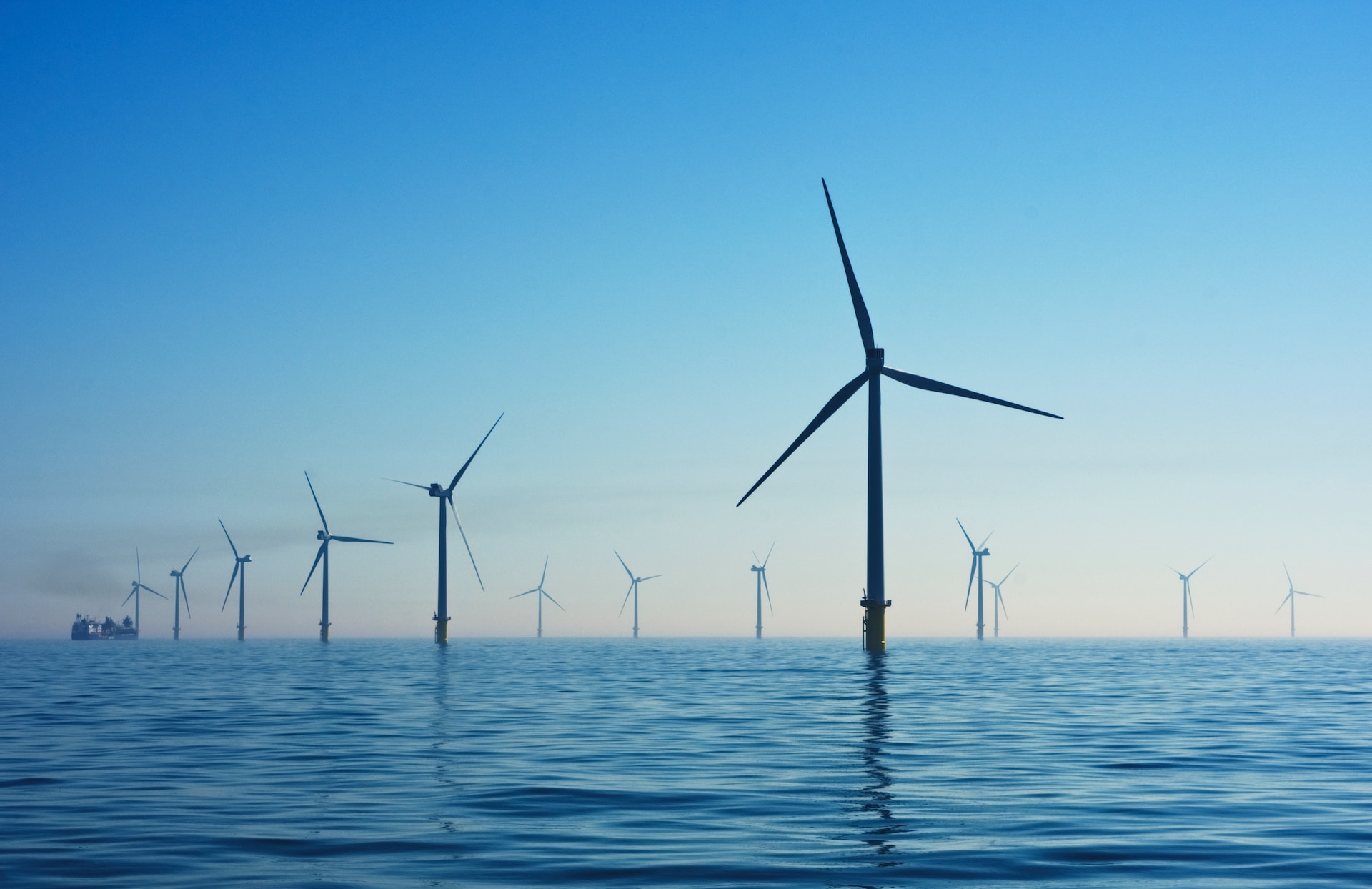 Rețelele de energie nu fac față dezvoltării eolienelor offshore. Doar în UE ar fi nevoie de încă 54.000 de kilometri