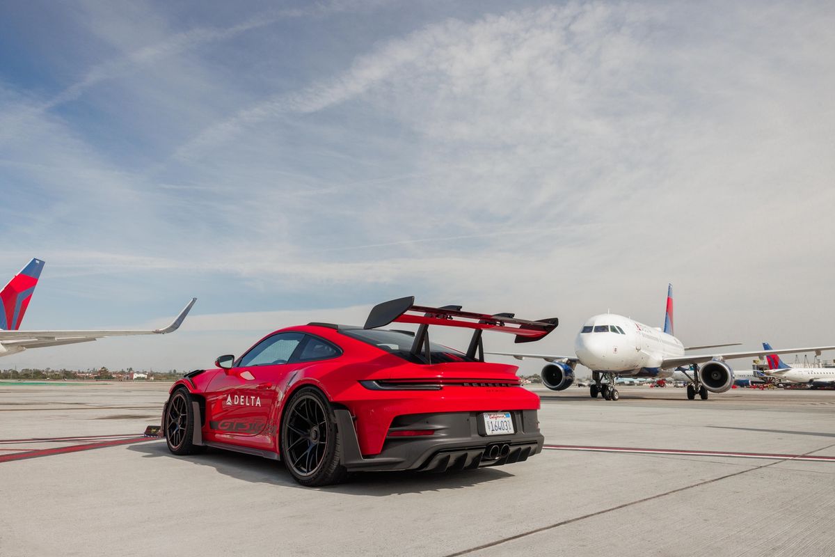 O companie aeriană folosește un Porsche 911 GT3 RS să-și transporte pasagerii grăbiți