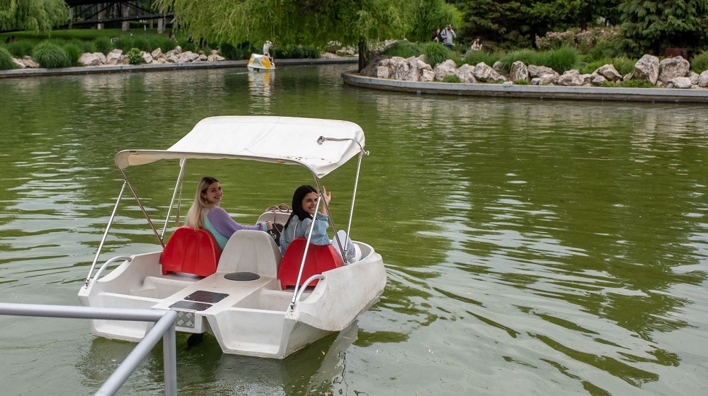 Bucureștenii se vor putea plimba gratuit cu barca, pe lacul din Parcul Drumul Taberei, de…