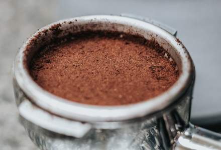 Descoperire inedită a cercetătorilor din Australia: Zaţul de cafea poate contribui la producţia de beton cu 30% mai rezistent