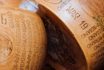 Italienii vor microcipa parmezanul, pentru a reduce falsurile de Parmigiano Reggiano