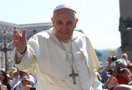 [Video] Papa Francisc a folosit o masina Logan in timpul vizitei sale din Armenia