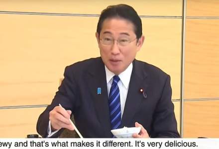 [VIDEO] Premierul Japoniei mănâncă pește din apele ”nucleare” de la Fukushima