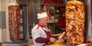 Pizza, shaorma și burgeri - mâncărurile preferate și cel mai des comandate de români pe timp de caniculă