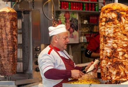 Pizza, shaorma și burgeri - mâncărurile preferate și cel mai des comandate de români pe timp de caniculă
