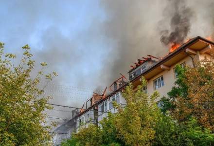 Incendiu masiv în Craiova. 26 de apartamente au ars aproape în totalitate la mansarda unui bloc