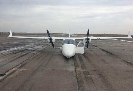 Un avion ușor care efectua un zbor de școală a fost pus pe pistă fără tren de aterizare