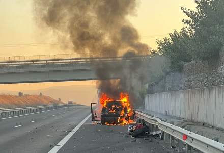 FOTO: Incendiu pe autostrada A1. O mașină a luat foc după ce a avut loc un accident