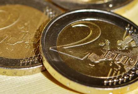Euro a coborat sub 4,46 lei in piata bancilor, pe fondul intrarii de fonduri straine