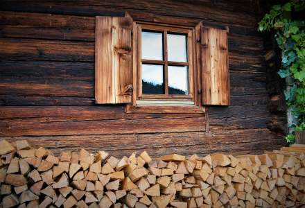 Ce se potrivește mai bine casei tale: lemn sau termopan?