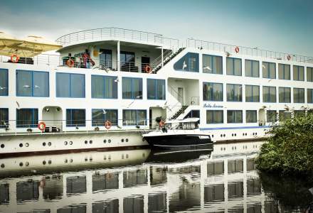 FOTO: Cum arată „perla eșuată” a Deltei Dunării: Un hotel plutitor a fost scos la licitație de executori