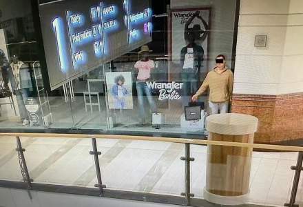 Un polonez s-a dat drept manechin într-o vitrină din mall, iar după ora închiderii a jefuit magazinele