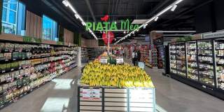 Crește oferta pe zona retailerilor care promit prețuri mici: Auchan deschide un nou supermarket de mari dimensiuni în București