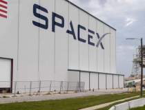 Racheta SpaceX Falcon 9 a...