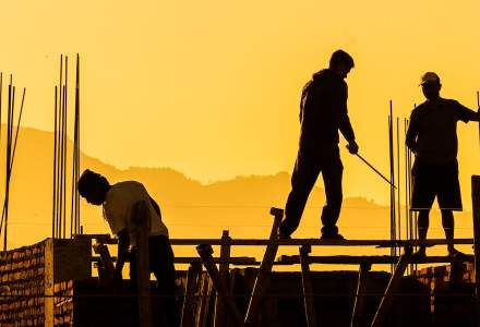 Deficitul de forță de muncă pune bețe în roate constructorilor: Lipsa de oameni poate duce la întârzieri în execuția proiectelor