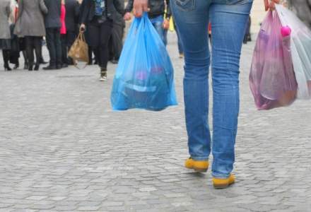 Romanii cheltuiesc milioane de lei pe pungile de plastic. De ce batem recordul in 2016?