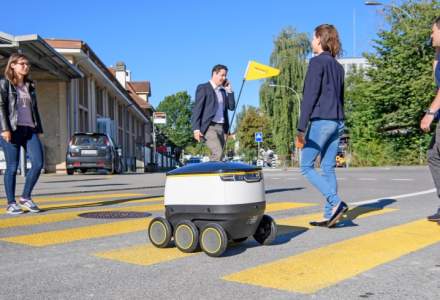 Cu ani lumina in fata noastra: Swiss Post livreaza cu ajutorul robotilor