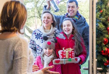 Comportamentul românilor de sărbători: cum își petrec Crăciunul, ce buget au anul acesta pentru cadouri și de unde le cumpără