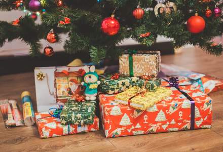Majoritatea românilor cheltuiesc pe cadourile de Crăciun între 50 și 200 de euro. 2% nu vor cumpăra deloc cadouri anul acesta
