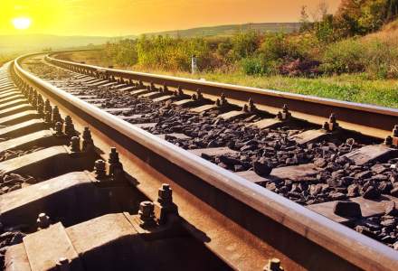 Ciolacu promite că aproape 1.000 km de cale ferată vor fi modernizați cu bani din PNRR