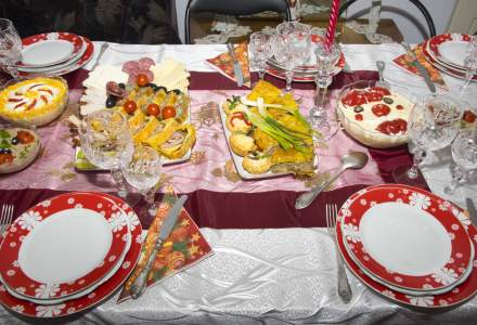 Studiu EY: Românii cheltuie de sărbători mai mult ca anul trecut, deși spun că vor să facă economii și să nu irosească mâncare