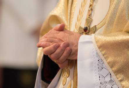 Vaticanul vrea să le dea voie preoților catolici să se căsătorească