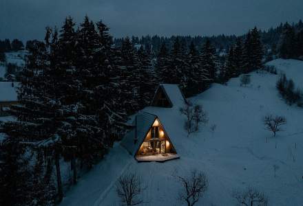 GALERIE FOTO: 5 cabane A-Frame din România unde te poți caza. Sunt la mare căutare printre cei care s-au săturat de hotelurile și pensiunile tradiționale