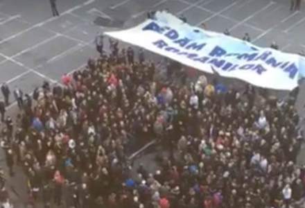 ALDE a dat startul campaniei electorale cu un flashmob. Tariceanu a venit cu rulota in Piata Revolutiei