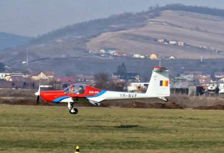 O bucată de tablă cât capota unei maşini s-a desprins dintr-un avion în zbor, în județul Mureș