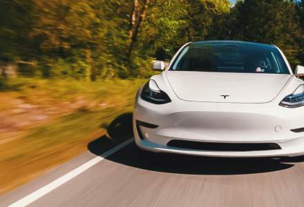 Bloomberg: Producătorul de vehicule electrice Tesla se pregăteşte de potenţiale concedieri