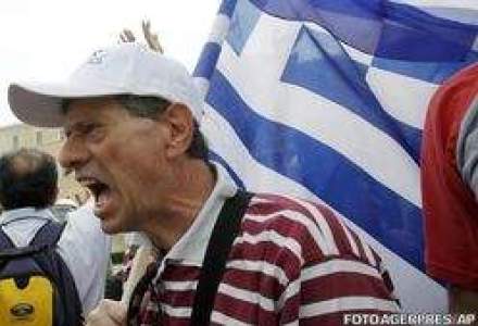 Stam pe un butoi cu pulbere? Criza din Grecia va lovi Romania prin banci